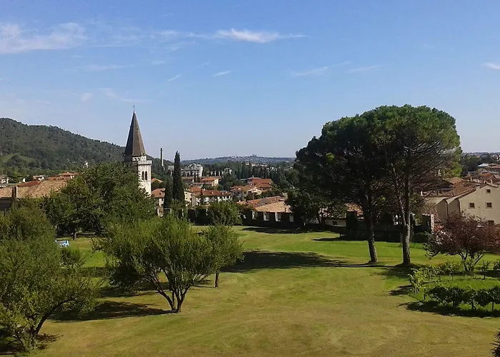 ベッド・アンド・ブレックファスト Castrum Di Serravalle 3*