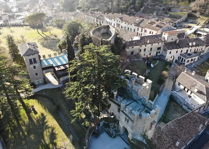 ベッド・アンド・ブレックファスト Castrum Di Serravalle 3*