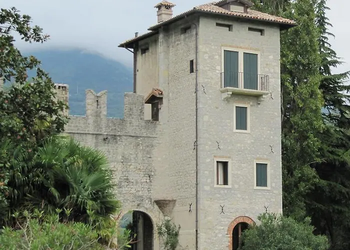 ベッド・アンド・ブレックファスト Castrum Di Serravalle 3*