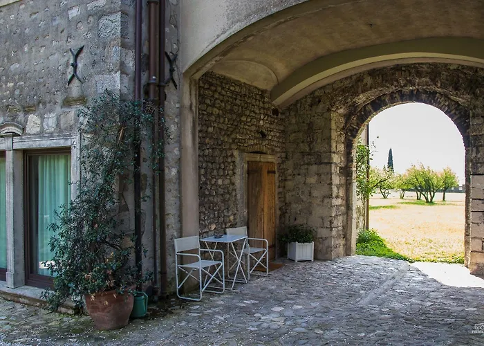 לינה וארוחת בוקר Castrum Di Serravalle 3*